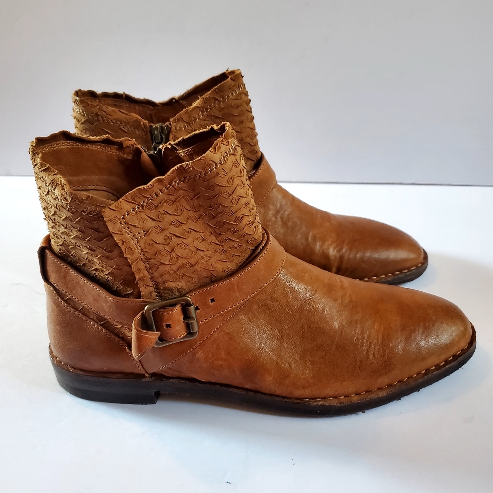NWOT Trask Brown Ankle Boots Distressed Women's Size 11